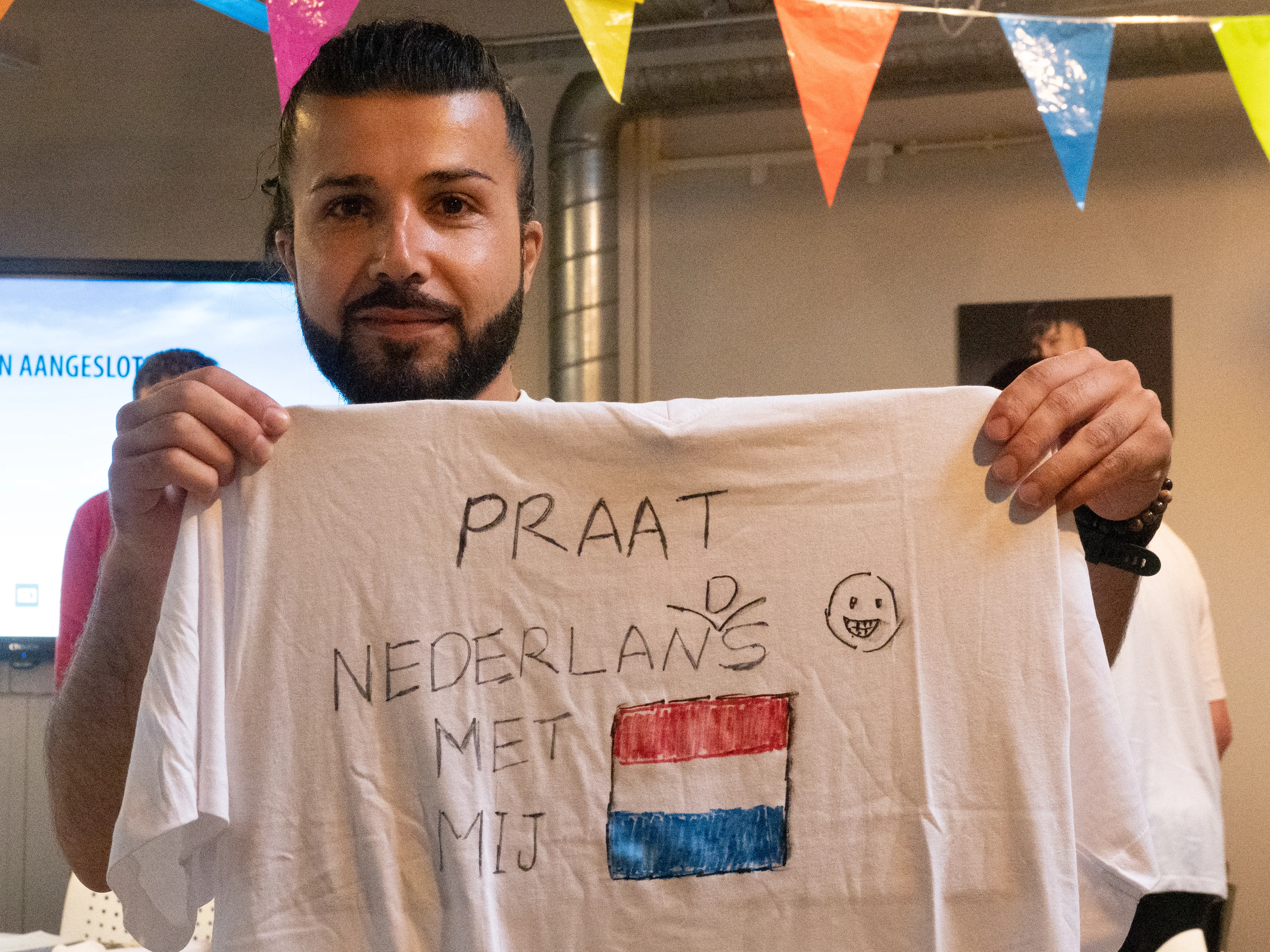 Hazhar laat zijn T-shirt zien