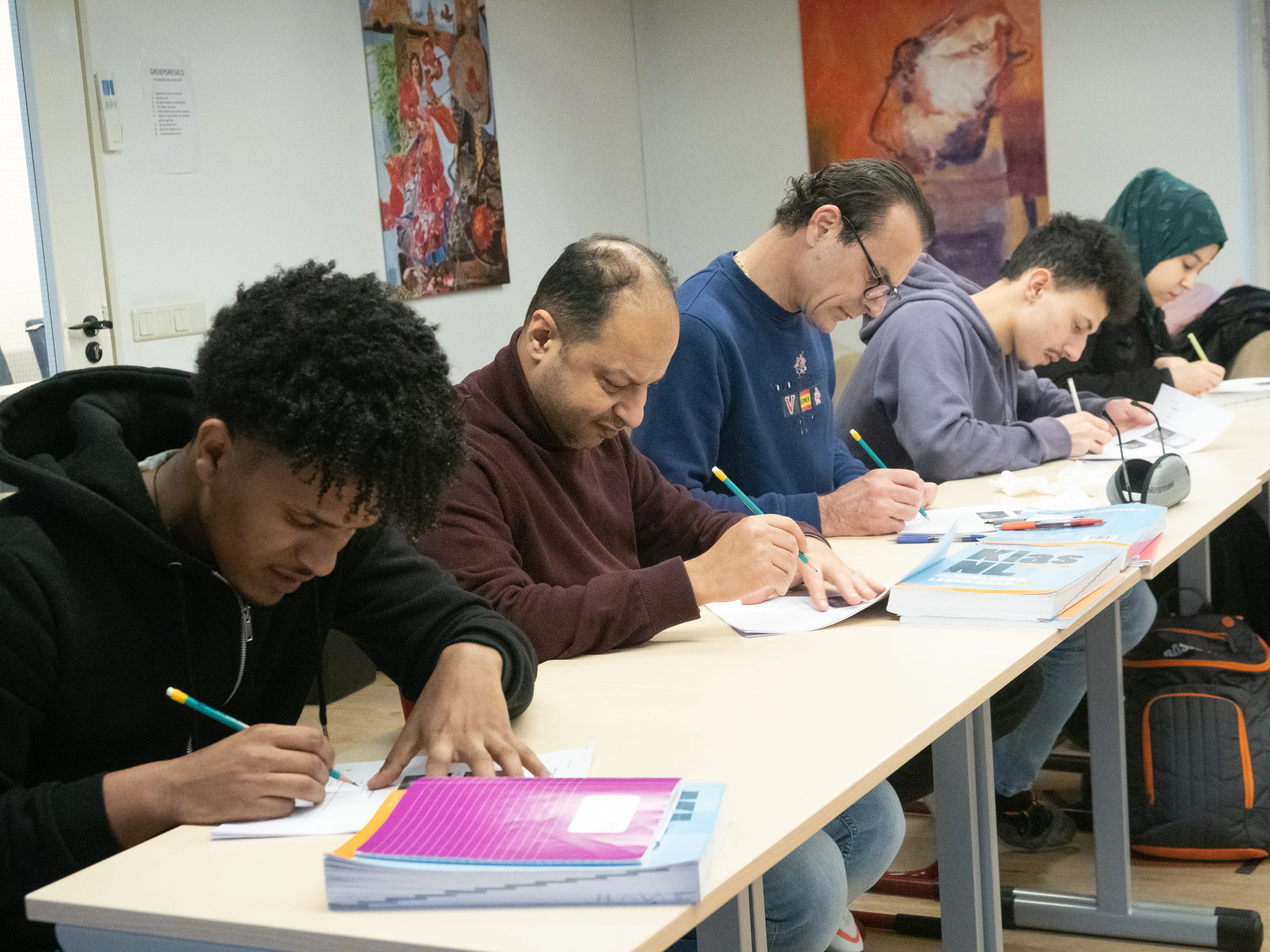 Een klas met deelnemers aan het werk